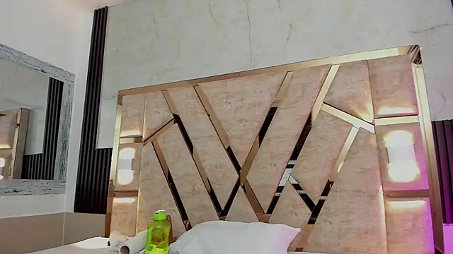 Snapshot of molly_sweetee chatting on 10/19/25, 01:39 molly sweetee online show from 10/19/25, 01:39