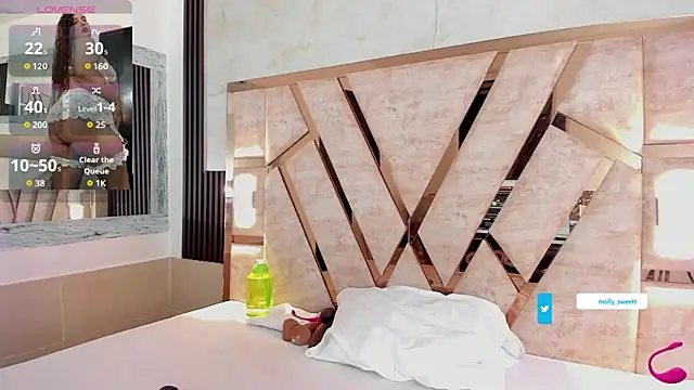 Snapshot of molly_sweetee chatting on 10/25/25, 01:46 molly sweetee online show from 10/25/25, 01:46