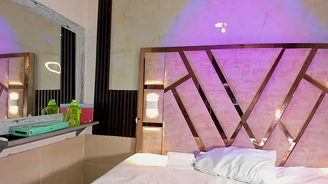 Snapshot of molly_sweetee chatting on 12/16/25, 01:43 molly sweetee online show from 12/16/25, 01:43