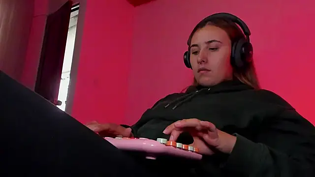 bonnie moon  online show from 12/22/25, 09:23