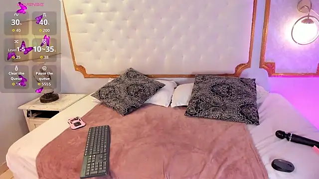 Paiige peach online show from 11/23/25, 11:21