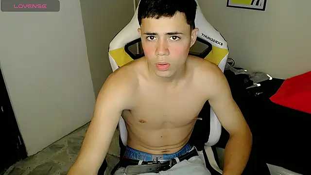 Snapshot of bby_santi chatting on 09/23/25, 02:42 bby santi online show from 09/23/25, 02:42