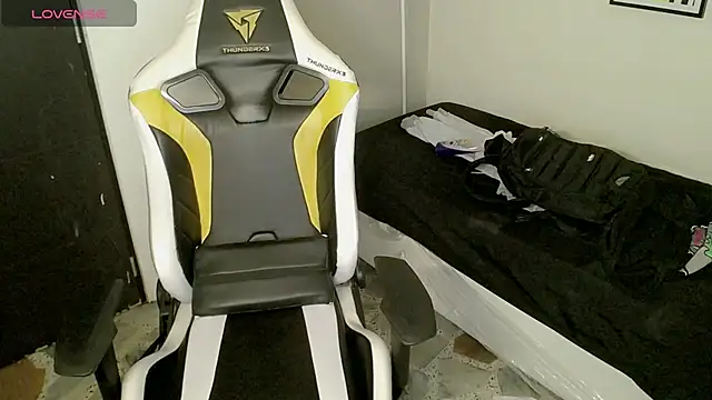 Snapshot of bby_santi chatting on 10/03/25, 11:02 bby santi online show from 10/03/25, 11:02