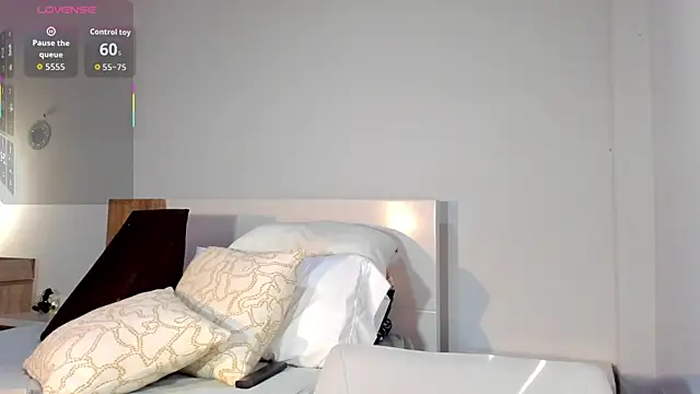 Snapshot of ClaraMariaMon chatting on 01/15/26, 02:54 ClaraMariaMon online show from 01/15/26, 02:54