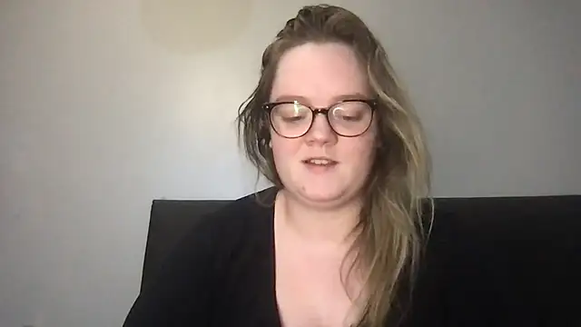 honeyyy24 online show from 10/23/25, 08:29