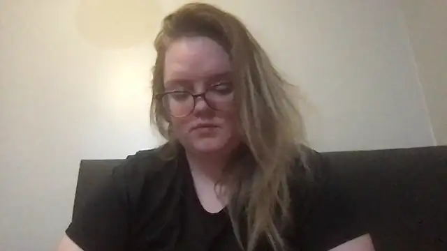 honeyyy24 online show from 12/14/25, 05:18