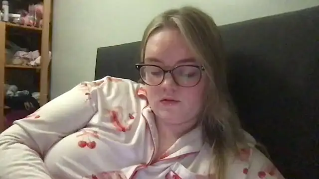 honeyyy24 online show from 02/19/26, 11:12