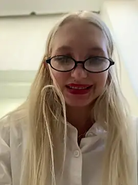 Snapshot of Milkyy_wway chatting on 12/29/24, 11:18 Milkyy wway online show from 12/29/24, 11:18