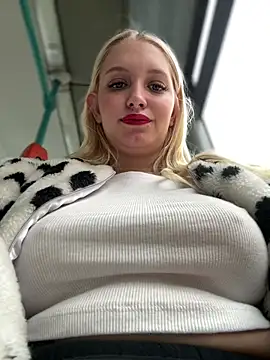 Snapshot of Milkyy_wway chatting on 01/31/25, 10:31 Milkyy wway online show from 01/31/25, 10:31