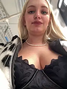 Snapshot of Milkyy_wway chatting on 03/03/25, 10:38 Milkyy wway online show from 03/03/25, 10:38
