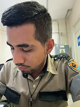 Snapshot of EnriquePersian197 chatting on 03/19/25, 01:32 EnriquePersian197 online show from 03/19/25, 01:32