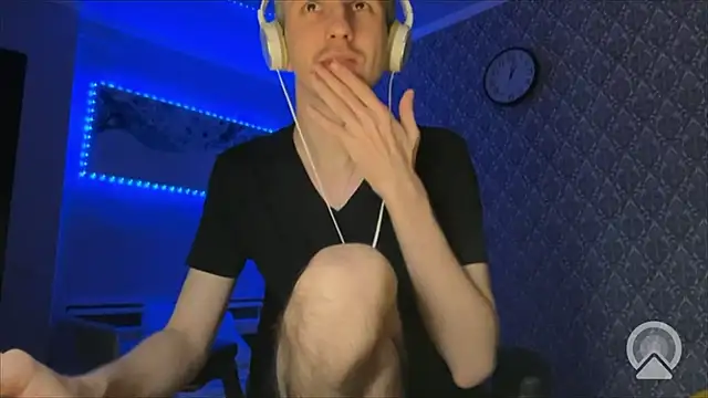 Snapshot of Aki-Laky chatting on 12/13/25, 08:04 Aki-Laky online show from 12/13/25, 08:04