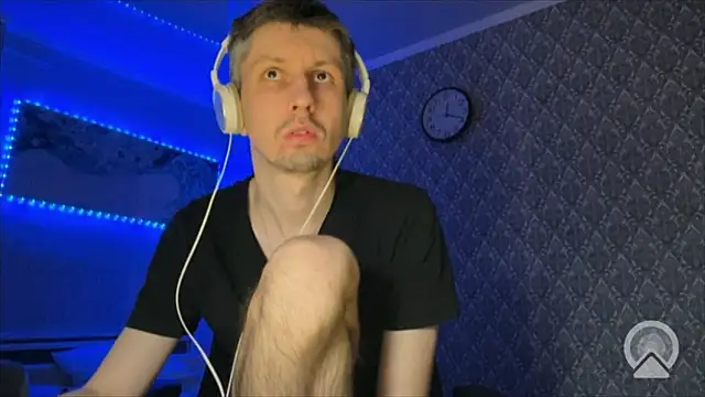 Snapshot of Aki-Laky chatting on 12/16/25, 07:19 Aki-Laky online show from 12/16/25, 07:19