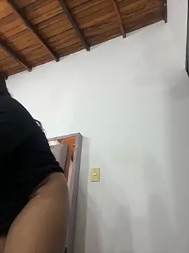 Snapshot of melyescobar chatting on 11/13/25, 03:27 melyescobar online show from 11/13/25, 03:27