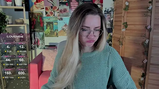 Snapshot of LadyIzabel chatting on 12/12/24, 08:36 LadyIzabel online show from 12/12/24, 08:36