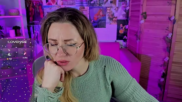 Snapshot of LadyIzabel chatting on 12/12/24, 12:01 LadyIzabel online show from 12/12/24, 12:01