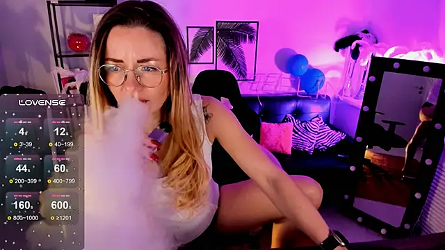 Snapshot of LadyIzabel chatting on 12/14/24, 08:45 LadyIzabel online show from 12/14/24, 08:45