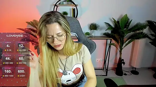 Snapshot of LadyIzabel chatting on 12/16/24, 08:52 LadyIzabel online show from 12/16/24, 08:52