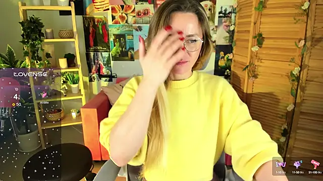 Snapshot of LadyIzabel chatting on 12/17/24, 11:39 LadyIzabel online show from 12/17/24, 11:39