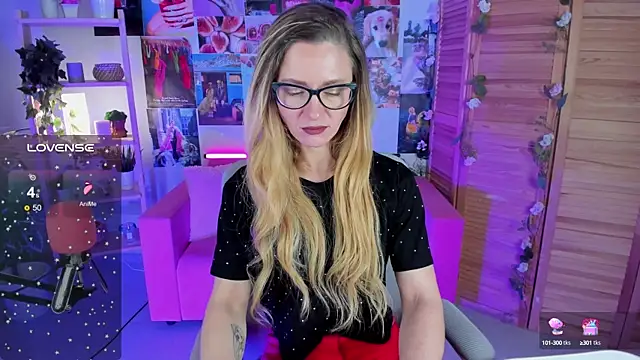 Snapshot of LadyIzabel chatting on 12/22/24, 08:38 LadyIzabel online show from 12/22/24, 08:38