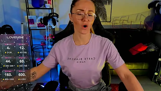 Snapshot of LadyIzabel chatting on 12/28/24, 02:33 LadyIzabel online show from 12/28/24, 02:33