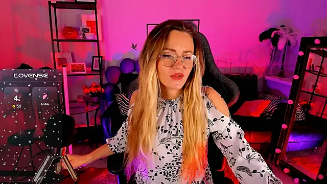 Snapshot of LadyIzabel chatting on 01/08/25, 11:43 LadyIzabel online show from 01/08/25, 11:43