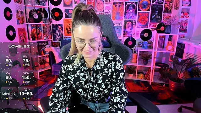 Snapshot of LadyIzabel chatting on 01/24/25, 08:23 LadyIzabel online show from 01/24/25, 08:23