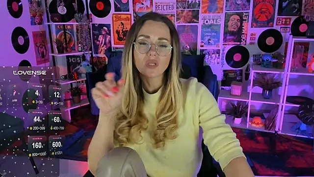 Snapshot of LadyIzabel chatting on 02/17/25, 11:44 LadyIzabel online show from 02/17/25, 11:44