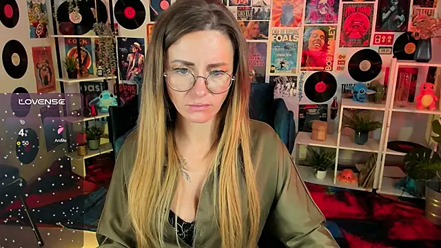 Snapshot of LadyIzabel chatting on 02/19/25, 07:39 LadyIzabel online show from 02/19/25, 07:39