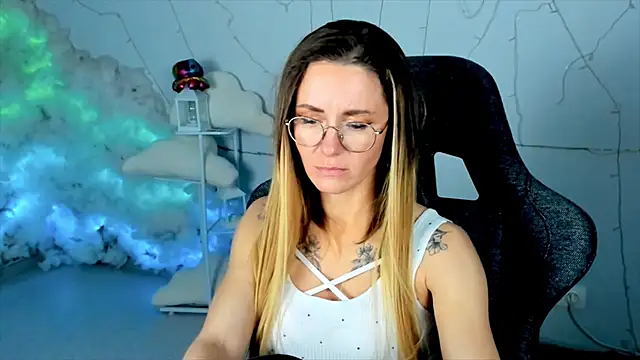 Snapshot of LadyIzabel chatting on 02/23/25, 11:44 LadyIzabel online show from 02/23/25, 11:44