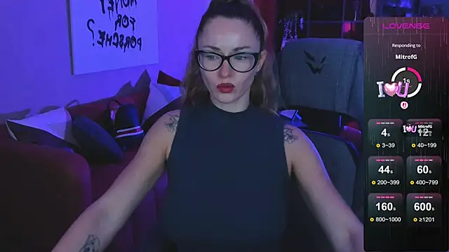 Snapshot of LadyIzabel chatting on 10/18/25, 05:43 LadyIzabel online show from 10/18/25, 05:43