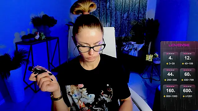 Snapshot of LadyIzabel chatting on 10/21/25, 08:48 LadyIzabel online show from 10/21/25, 08:48