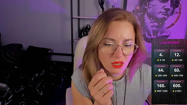 Snapshot of LadyIzabel chatting on 10/28/25, 09:35 LadyIzabel online show from 10/28/25, 09:35