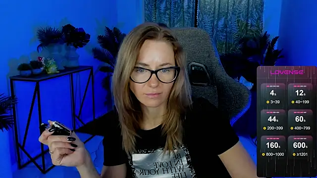 Snapshot of LadyIzabel chatting on 11/06/25, 08:26 LadyIzabel online show from 11/06/25, 08:26