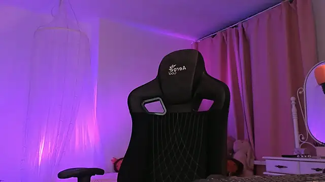 AliceSunday online show from 10/04/25, 01:58