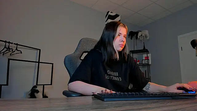 AliceSunday online show from 11/25/25, 02:00