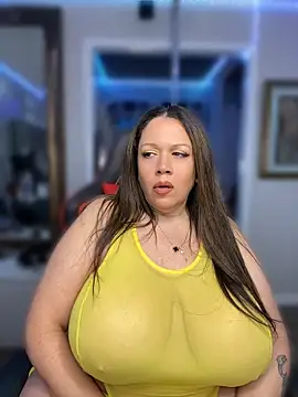 Snapshot of curvyfunlover chatting on 05/27/26, 10:12 curvyfunlover online show from 05/27/26, 10:12