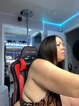 Snapshot of curvyfunlover chatting on 06/15/26, 10:06 curvyfunlover online show from 06/15/26, 10:06