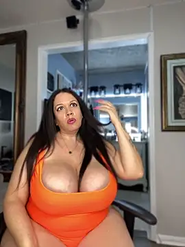 Snapshot of curvyfunlover chatting on 06/17/26, 10:10 curvyfunlover online show from 06/17/26, 10:10