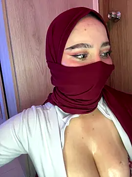 Snapshot of amaal_ chatting on 11/19/25, 11:27 amaal online show from 11/19/25, 11:27