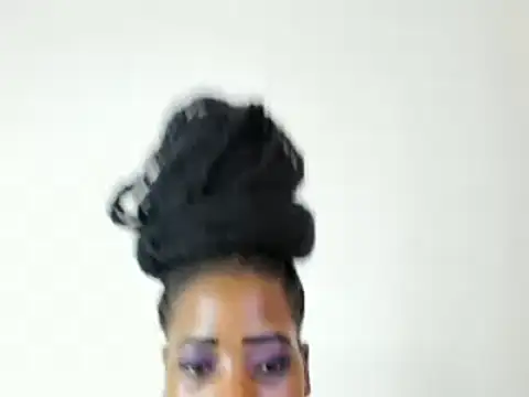 Snapshot of CUPCAKE05 chatting on 12/17/24, 08:23 CUPCAKE05 online show from 12/17/24, 08:23