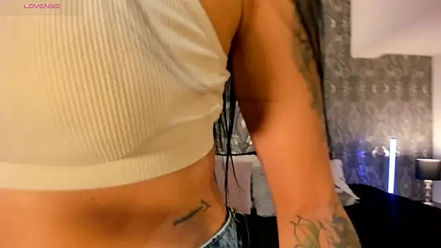 Snapshot of AriRobert_ chatting on 11/05/25, 04:23 AriRobert online show from 11/05/25, 04:23