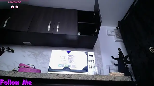 Snapshot of iniyalaboni chatting on 12/18/25, 10:05 iniyalaboni online show from 12/18/25, 10:05