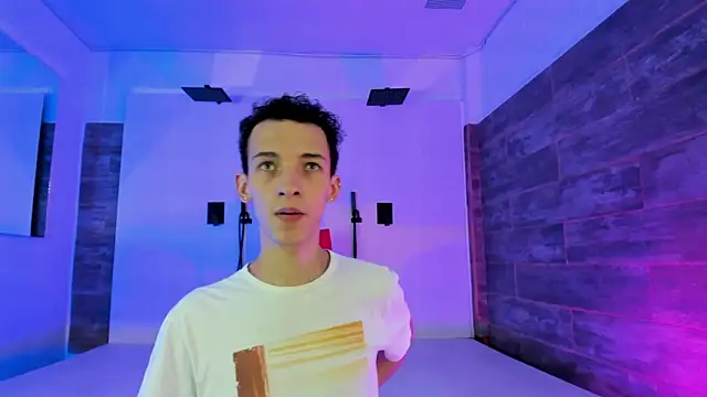 Snapshot of Maisondavis_ chatting on 12/04/24, 02:42 Maisondavis online show from 12/04/24, 02:42