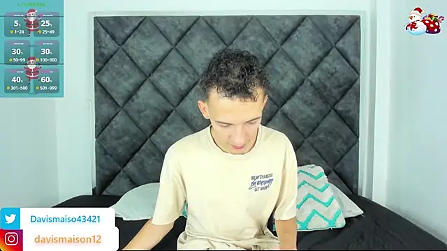 Snapshot of Maisondavis_ chatting on 12/20/24, 10:32 Maisondavis online show from 12/20/24, 10:32