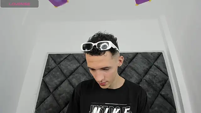 Snapshot of Maisondavis_ chatting on 12/21/24, 10:19 Maisondavis online show from 12/21/24, 10:19