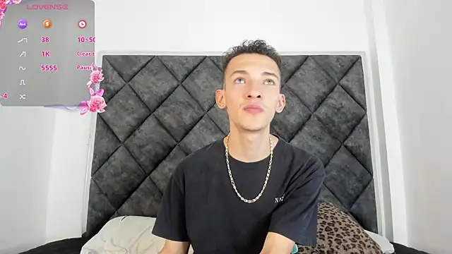 Snapshot of Maisondavis_ chatting on 12/26/24, 11:03 Maisondavis online show from 12/26/24, 11:03