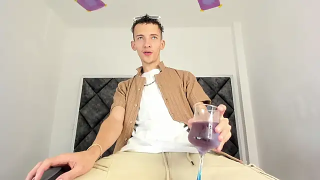 Snapshot of Maisondavis_ chatting on 12/31/24, 07:18 Maisondavis online show from 12/31/24, 07:18