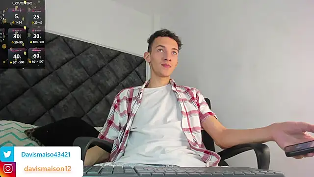 Snapshot of Maisondavis_ chatting on 01/10/25, 10:25 Maisondavis online show from 01/10/25, 10:25