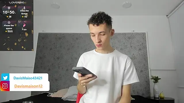 Snapshot of Maisondavis_ chatting on 02/19/25, 09:36 Maisondavis online show from 02/19/25, 09:36